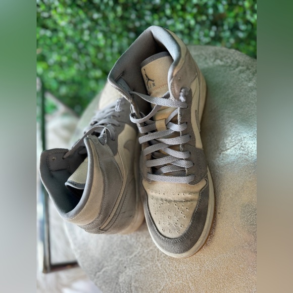 AIR JORDAN 1 MID SE COCONUT MILK GUM MENS BASKETBALL SHOES - Picture 7 of 9